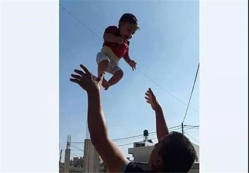 پدر نوزاد فلسطینی به فرزند شهیدش پیوست+عکس