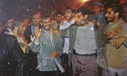 خیس شدن احمدی نژاد در زیر باران + عکس