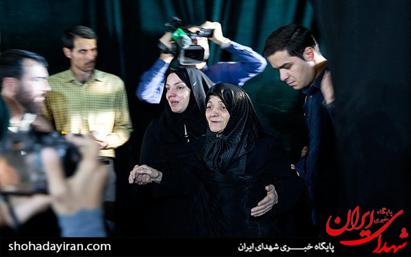 عکس/شهید کاظم فرجی نوازانی در آغوش مادر پس از ۳۳ سال