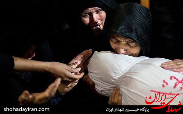 عکس/شهید کاظم فرجی نوازانی در آغوش مادر پس از ۳۳ سال