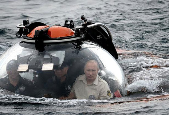 عکس/پوتین در حال گشت زنی در دریا