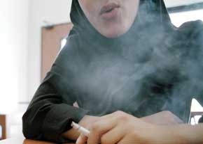 دلیل افزایش زنان سیگاری ایران+عکس