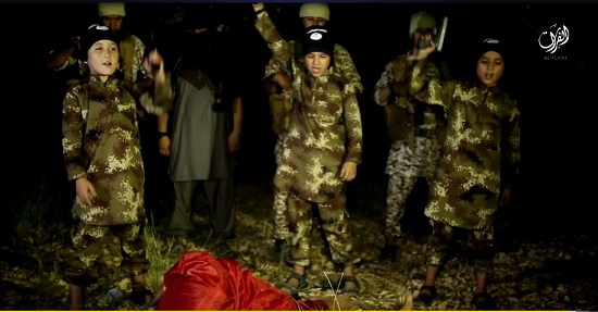 جنایت کودکان داعشی در نهایت خونسردی/عکس