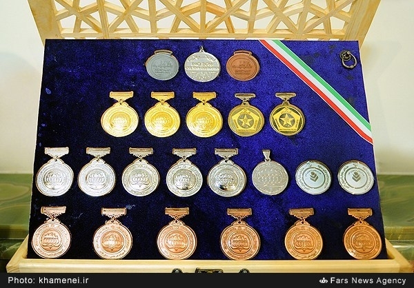 مدال‌هایی که به رهبر انقلاب تقدیم شد+عکس