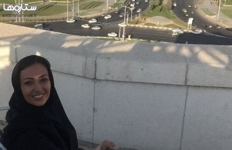 سلفی بازیگر زن در پشت بام برج آزادی + عکس