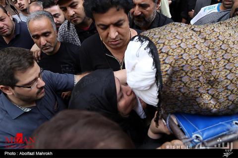 بوسه مادر علی طباطبایی بر کفن فرزندش +عکس
