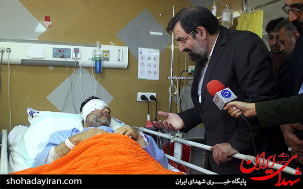 عکس/عیادت محسن رضایی از حسینی خبرنگار مجروح صدا و سیما