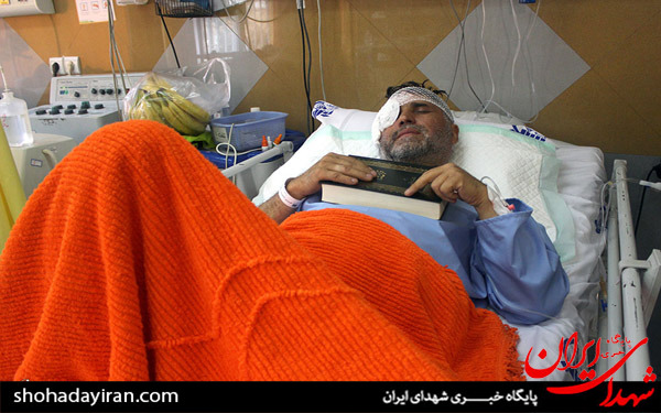 عکس/عیادت محسن رضایی از حسینی خبرنگار مجروح صدا و سیما