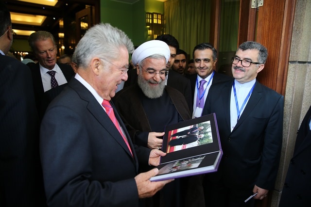 عکس/هدیه روحانی به رئیس‌جمهور اتریش