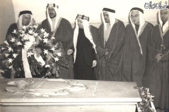 شاه سعودی در حال زیارت قبر شیطان بزرگ!+عکس