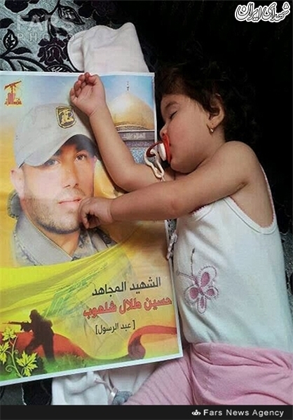خواب فرزند شهید در کنار تصویر پدر...! +عکس