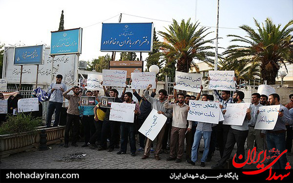عکس/جمع دانشجویان در اعتراض به بازگشایی سفارت انگلیس