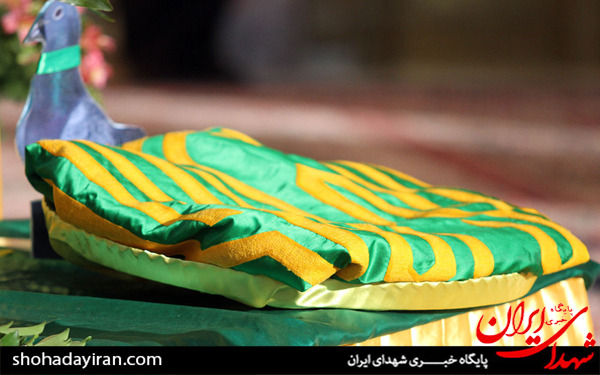 عکس/مراسم تعویض پرچم گنبد امام رضا(ع) در آستانه ولادت