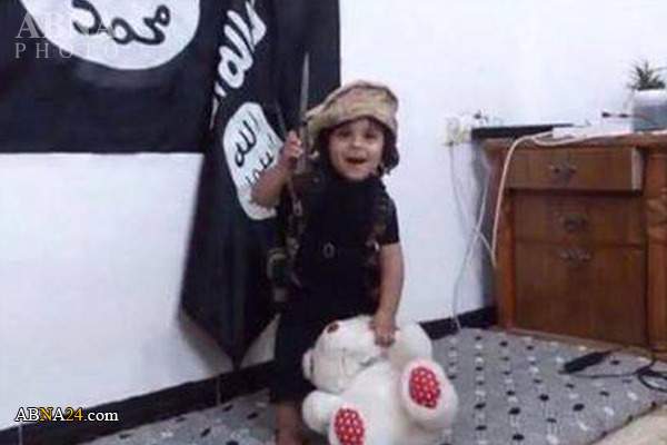 کودک چهارساله داعش هم سر می‌بُرَد!+عکس