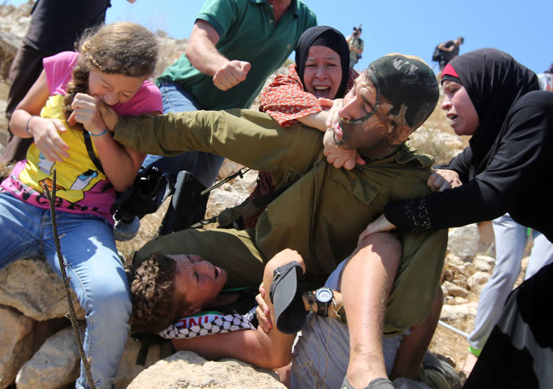 درگیری زنان فلسطینی با نظامی صهیونیست +عکس