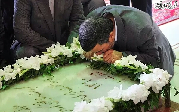 بوسه احمدی‌نژاد بر 