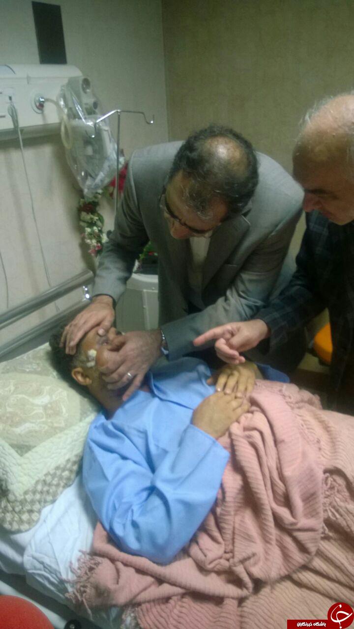 وزیر بهداشت خبرنگار مجروح را معاینه کرد+عکس
