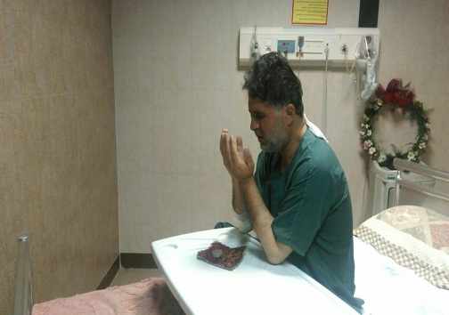 خبرنگار مجروح صدا و سیما در حال نماز+عکس