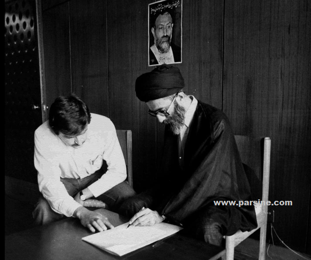 آیت‌الله خامنه‌ای در حال نام‌نویسی برای انتخابات+عکس