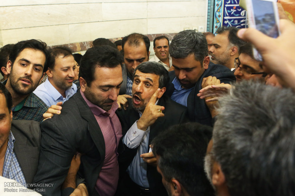 عکس/ دعای آخر احمدی نژاد در مسجد محمدیه