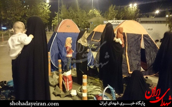 تحصن شبانه مردم مقابل مجلس +عکس