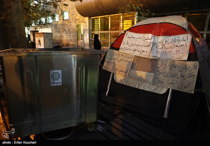 اعتراض یک جانباز چادرنشین مقابل ساختمان بنیاد شهید