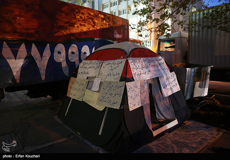 اعتراض جانباز چادرنشین مقابل ساختمان بنیاد شهید
