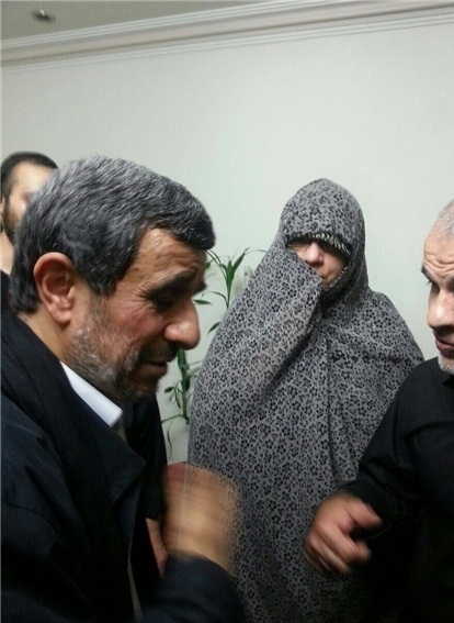 تصاویر/ احمدی‌نژاد درمنزل شهید باقری