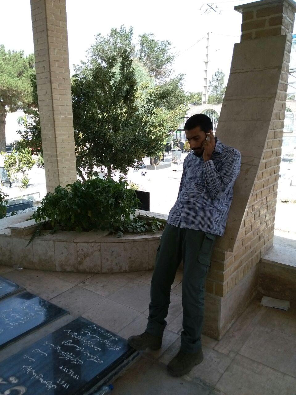 شهید مدافع حرم در کنار مزار خودش + عکس