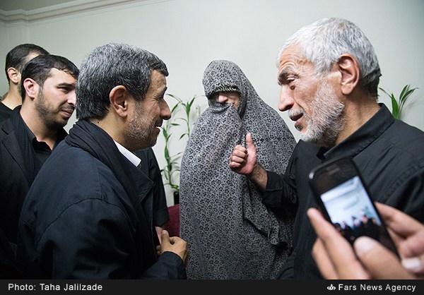 احمدی‌‌نژاد در منزل محافظ شهیدش + تصاویر