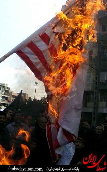 آتش زدن پرچم امریکا توسط مادر شهید هسته ای + عکس