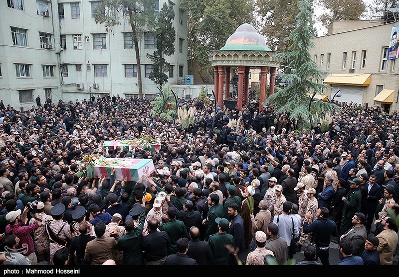 احمدی نژاد در تشییع محافظ شهیدش + عکس
