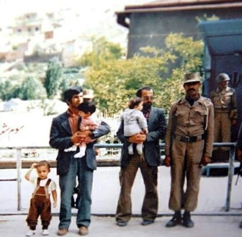 احمدی‌نژاد بچه بغل در یکی از خیابان‌ها + عکس