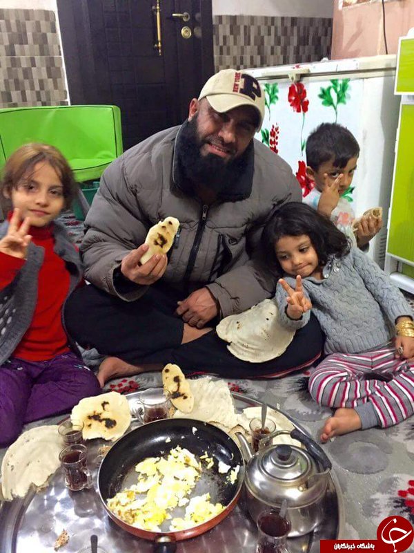 تصویری از ابوعزرائیل در کنار خانواده‌اش +عکس