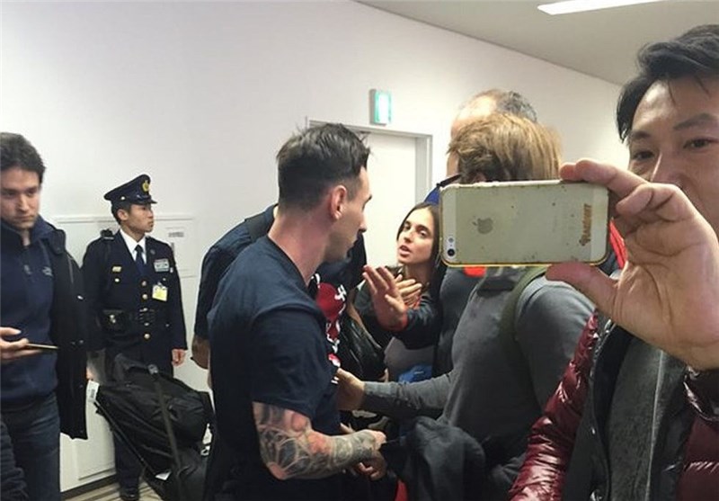 رفتار زشت لیونل مسی در فرودگاه ژاپن + عکس