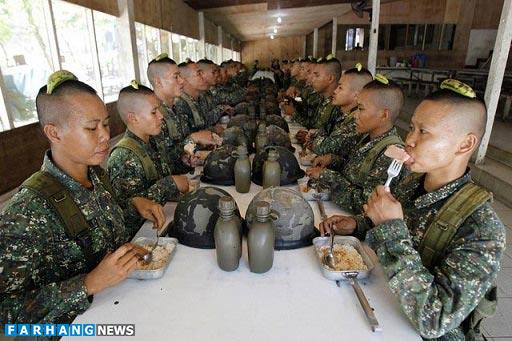 تمرین سخت زنان ارتش چین هنگام ناهار+عکس