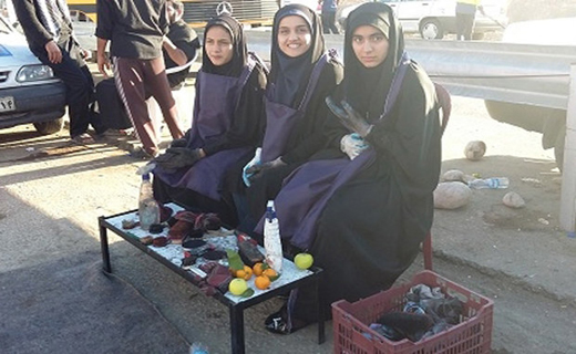 خدمت 3 دختر ایرانی در راهپیمایی اربعین +عکس