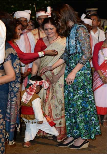 لگد کودک هندی به پای عروس ملکه + عکس