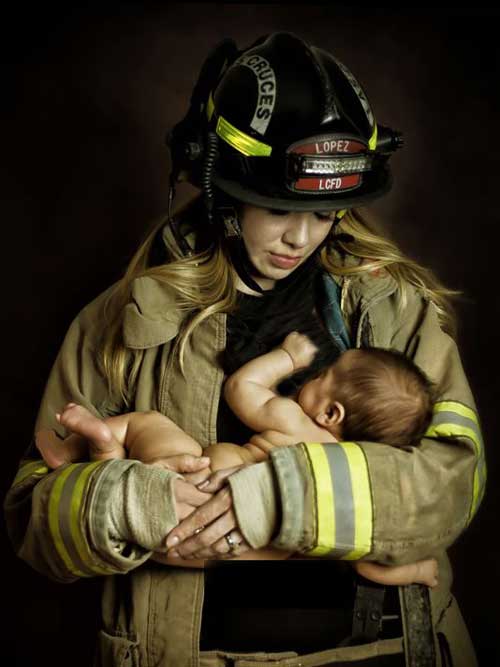 مادری که با لباس آتش‌نشانی خبرساز شد +عکس