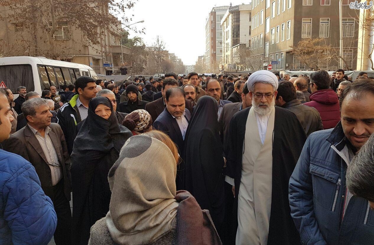 دانشگاه تهران مملو از جمعیت/ اقامه نماز بر پیکر  هاشمی توسط رهبر انقلاب