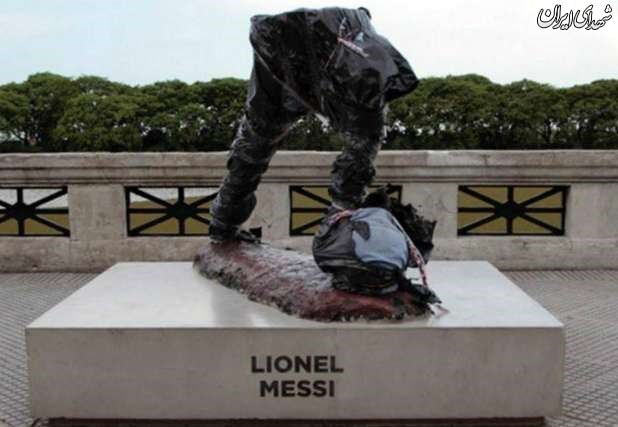 تخریب مجسمه مسی در پایتخت کشورش+عکس