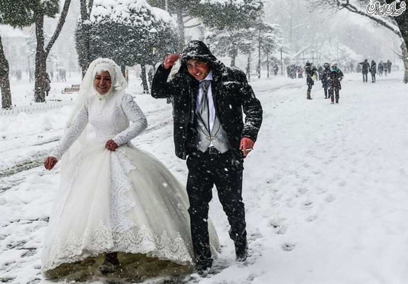 پیاده‌روی زوج ترکیه‌ای در خیابان برفی+عکس