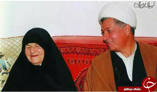 مرحوم هاشمی در کنار مادر مرحومه اش+عکس