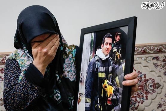 اشک مادر آتش نشان در فراق فرزندش+عکس