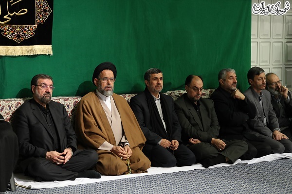 احمدی نژاد در عزاداری بیت رهبر انقلاب+عکس