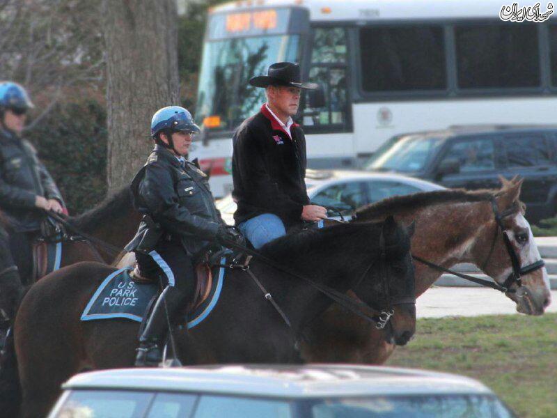 وزیر ترامپ با اسب به محل کار رفت! +عکس