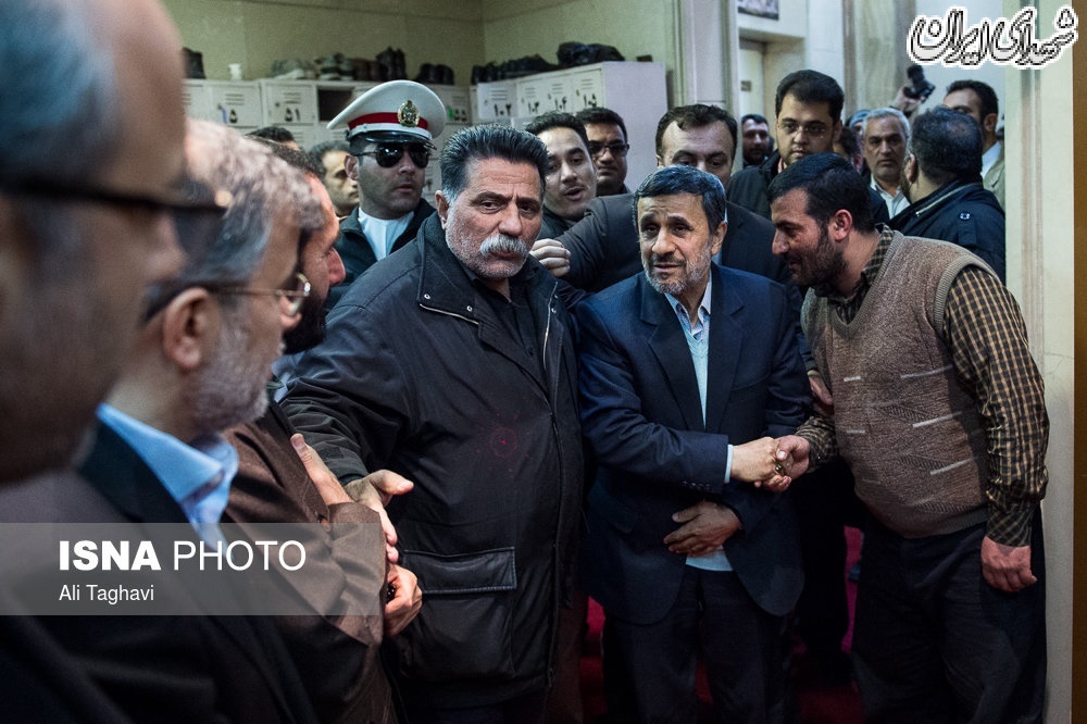 احمدی نژاد در چهلم شهدای آتش نشان+عکس