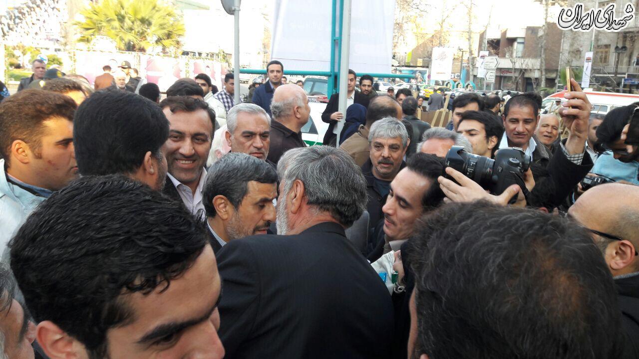 احمدی نژاد در چهلم شهدای آتش نشان+عکس