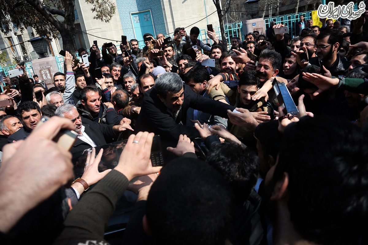 استقبال از احمدی نژاد در بازار تهران+عکس