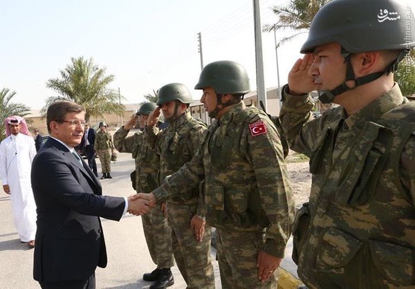 حضور داوود اوغلو در پادگان نظامیان ترکیه در قطر+عکس